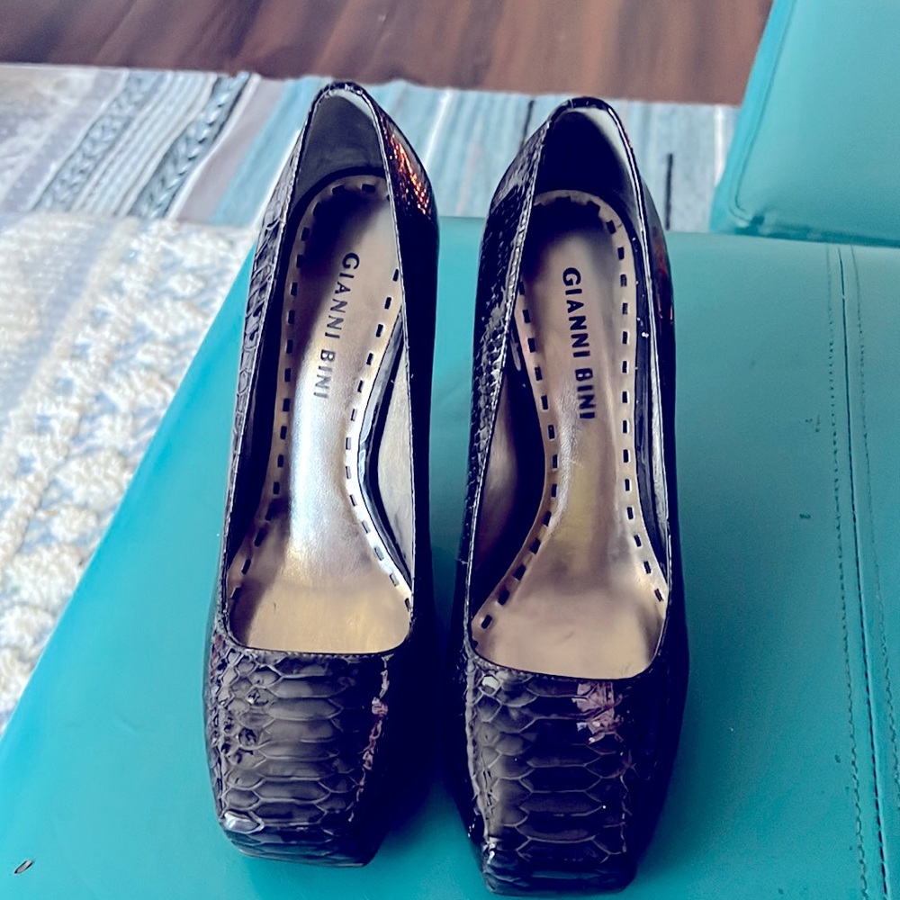 Gianni Bini Purple Textured Rattlesnake High Heels. In excellent condition.